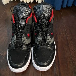 Used cons high tops shoes for boys. Size 5.5 US